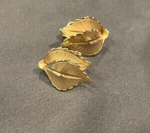 Vintage Giovanni Gold Tone Double Leaf Clip Earrings Brushed Textured Finish